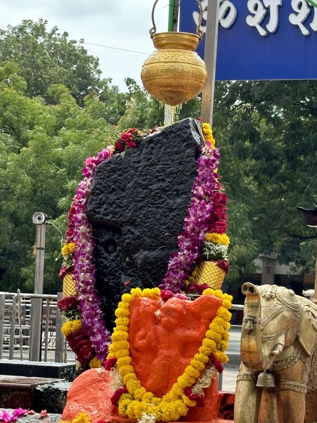 शनी शिंगणापूर — दरवाजाविना गाव